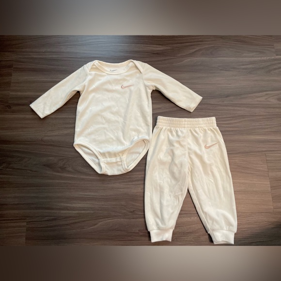 Nike Cream Long Sleeve Bodysuit with matching sweat pants size 9M - Picture 3 of 8